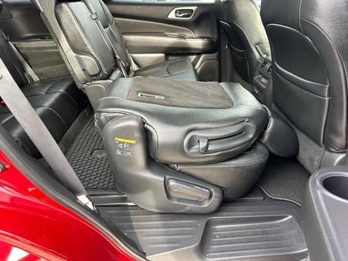 Used 2019 Nissan Pathfinder SV image 19