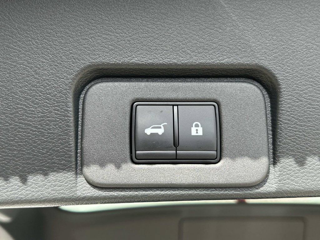 Certified 2025 Nissan Rogue Platinum w/ Platinum Premium Package FWD image 12