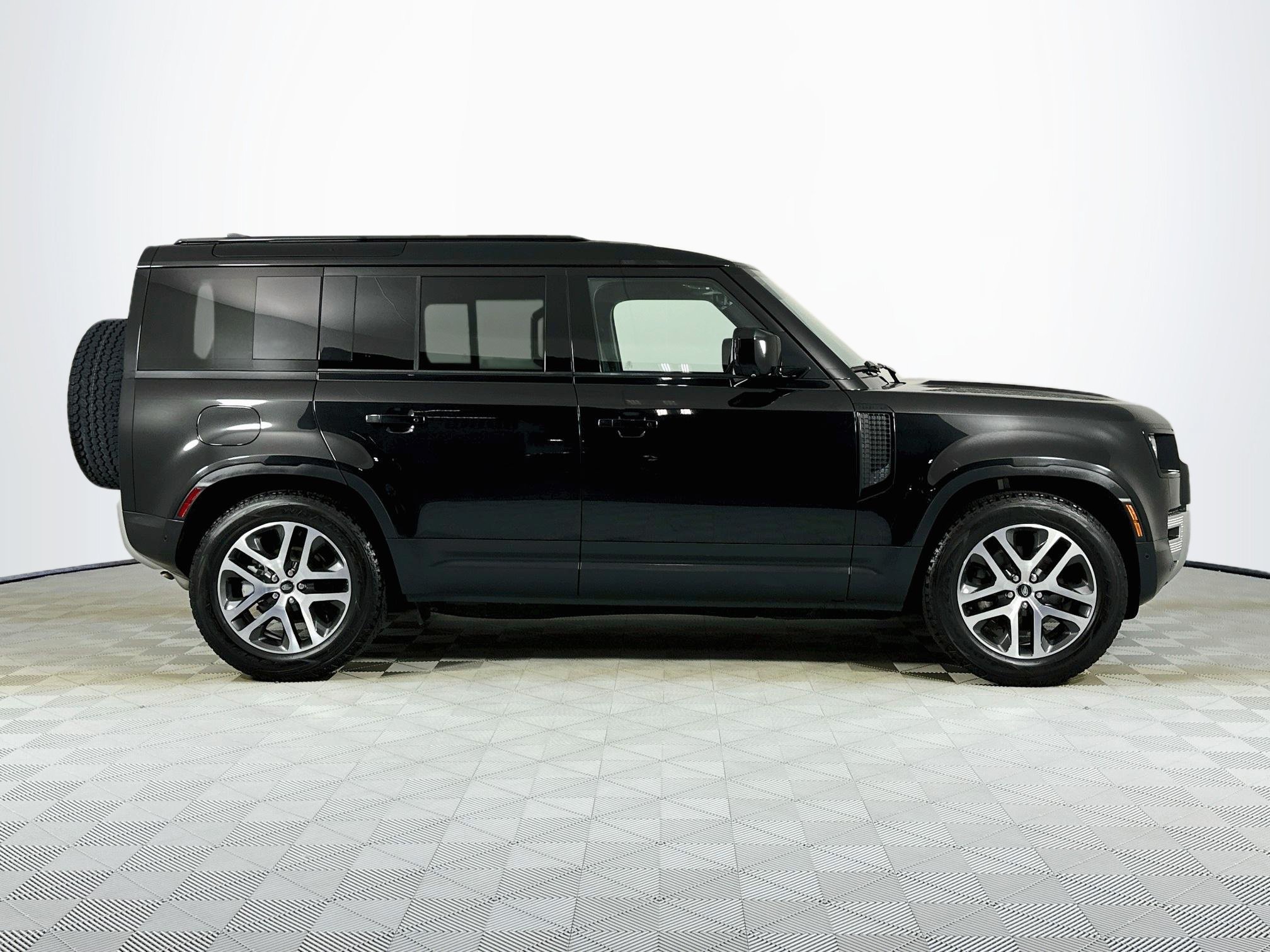 Certified 2024 Land Rover Defender 110 S AWD/4WD image 4