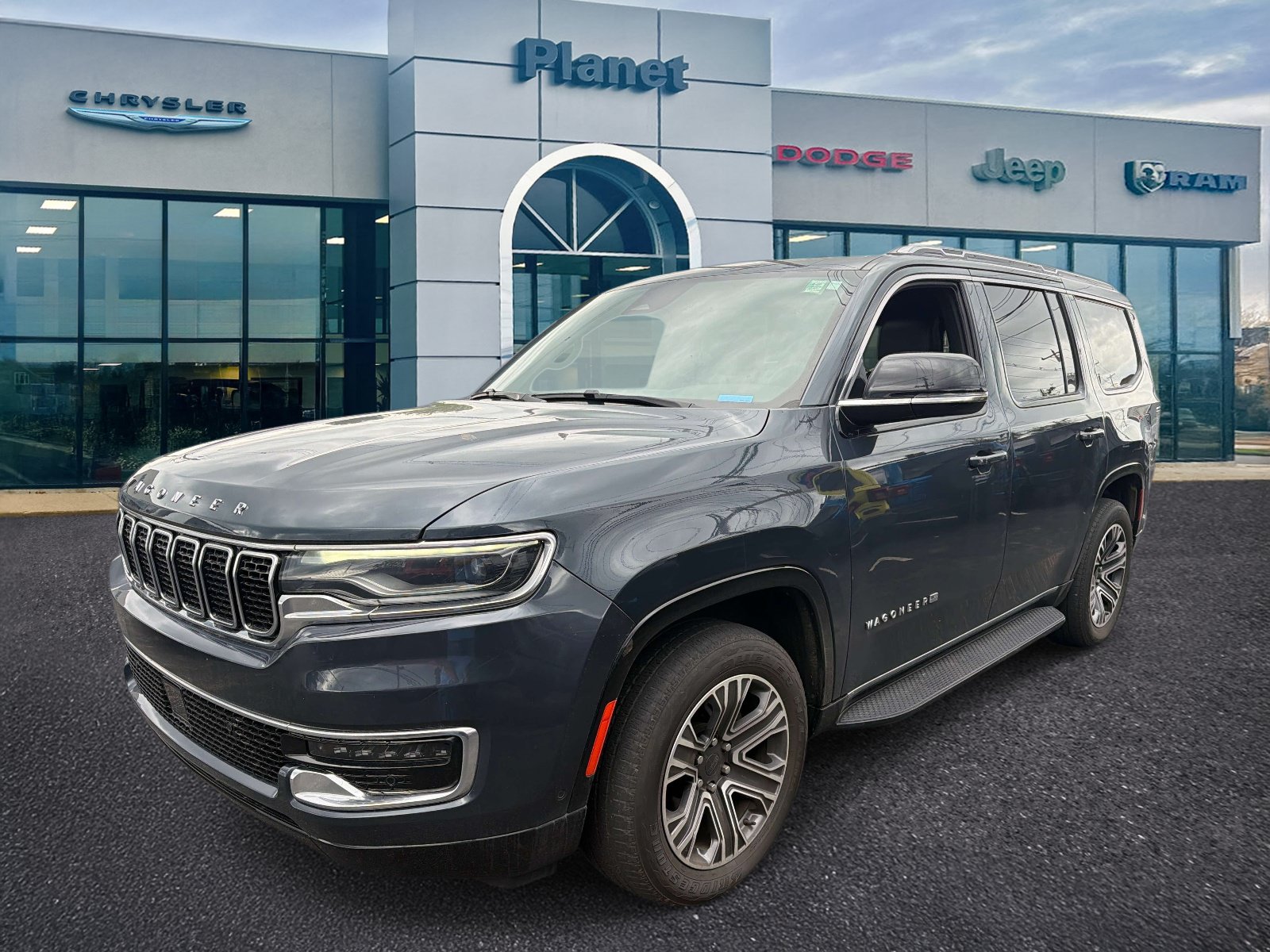 Used 2023 Jeep Wagoneer 4WD w/ Premium Group I image 4