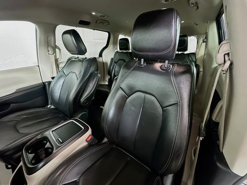 Used 2022 Chrysler Pacifica Touring-L AWD/4WD image 19