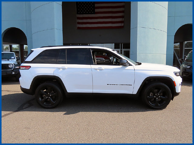 Certified 2023 Jeep Grand Cherokee Altitude AWD/4WD image 2