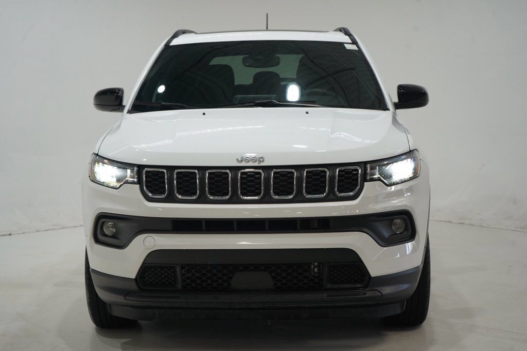 Used 2023 Jeep Compass Latitude w/ Sun and Sound Group AWD/4WD image 2