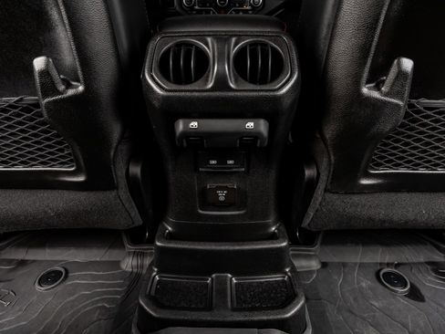 Used 2024 Jeep Wrangler Unlimited Rubicon image 34