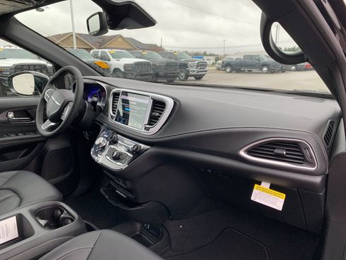 New 2026 Chrysler Pacifica Select image 18