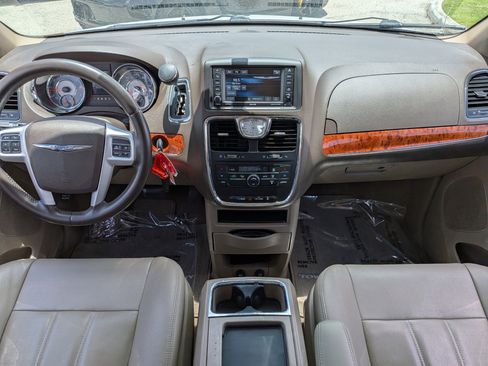 Used 2015 Chrysler Town & Country Touring FWD image 17