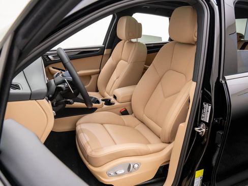 Certified 2026 Porsche Macan AWD/4WD image 5