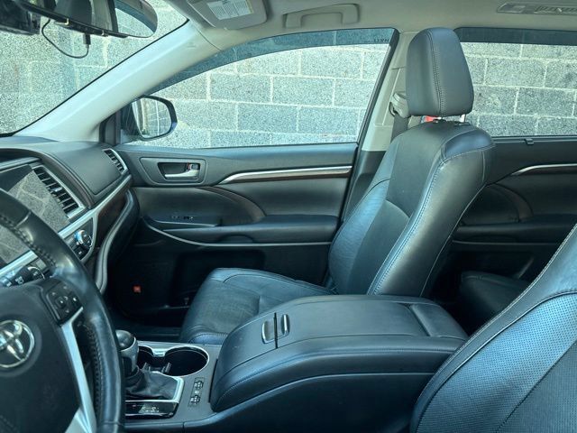Used 2016 Toyota Highlander Limited Platinum AWD/4WD image 4