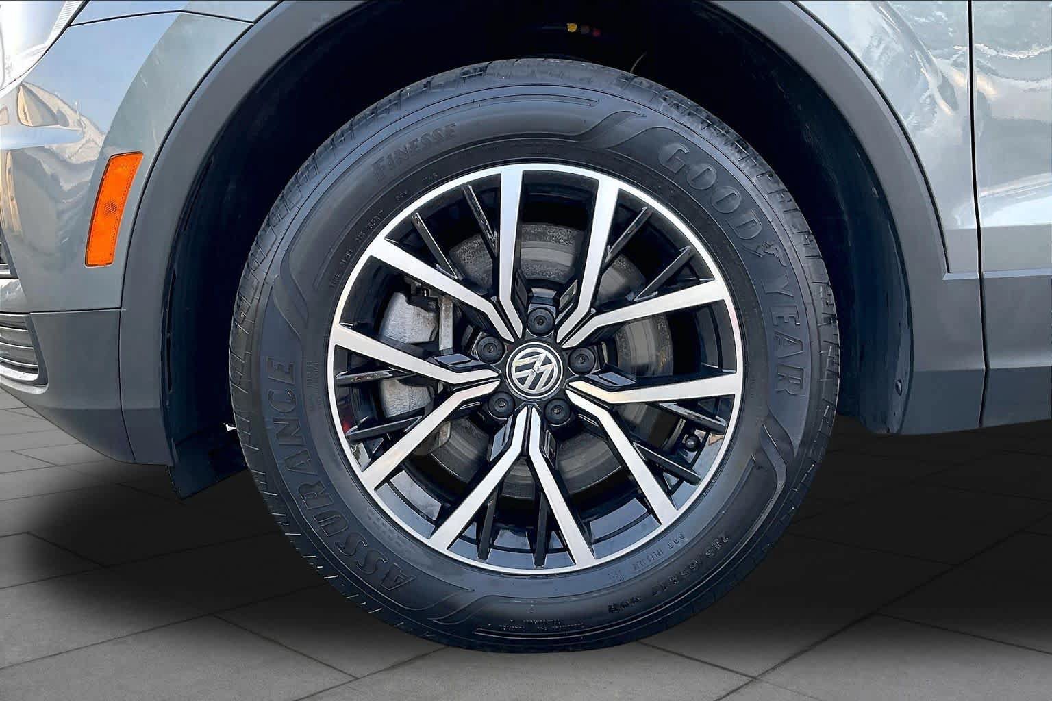 Used 2021 Volkswagen Tiguan SE w/ Panoramic Sunroof Package AWD/4WD image 10