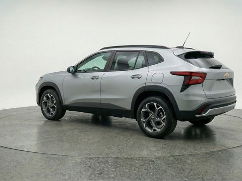 Used 2025 Chevrolet Trax LT w/ LT Convenience Package image 6