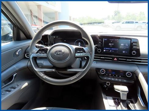 Used 2022 Hyundai Elantra SEL w/ Convenience Package FWD image 11