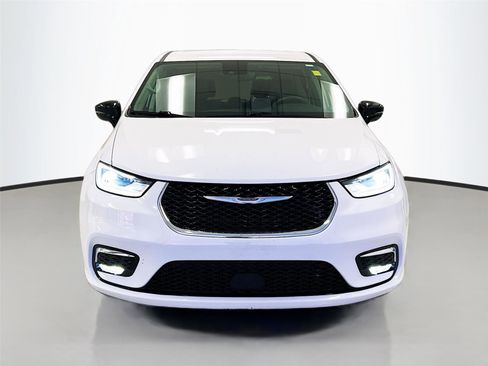 Used 2024 Chrysler Pacifica Touring-L image 2