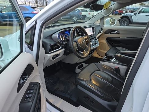 Used 2022 Chrysler Pacifica Touring-L image 14