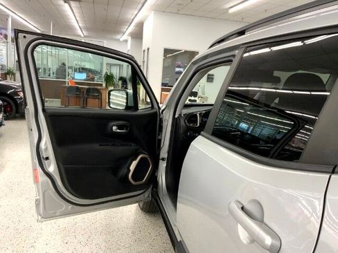 Used 2017 Jeep Renegade Latitude w/ Cold Weather Group image 29