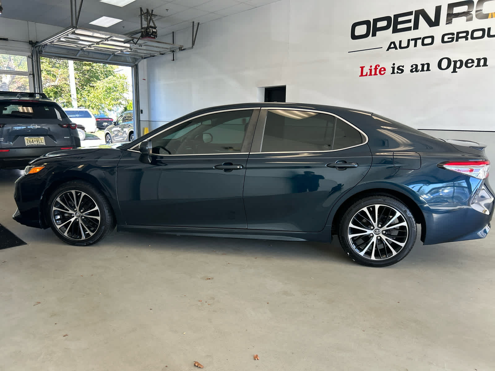 Used 2018 Toyota Camry SE FWD image 3