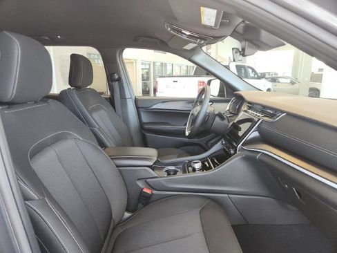 Certified 2025 Jeep Grand Cherokee Laredo w/ Luxury Tech Group I RWD image 14