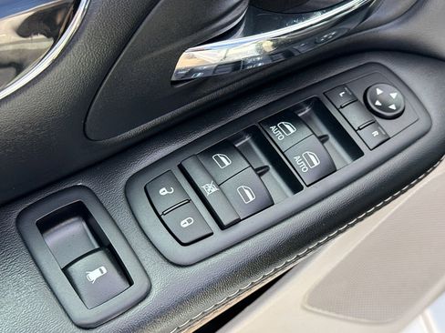 Used 2017 Dodge Grand Caravan SXT image 12