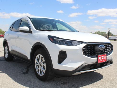 Used 2023 Ford Escape Active w/ Tech Pack #2 AWD/4WD image 5