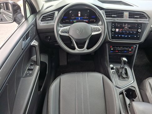Used 2022 Volkswagen Tiguan SE FWD image 11