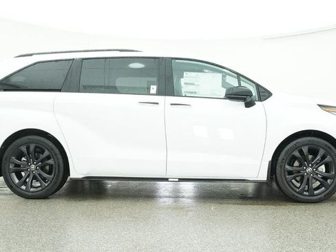 New 2026 Toyota Sienna XSE FWD image 13