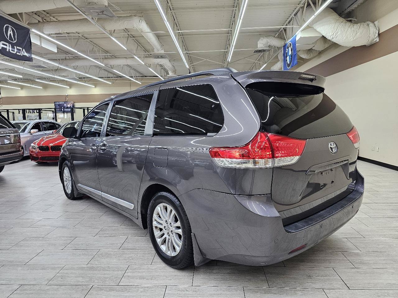 Used 2013 Toyota Sienna XLE FWD image 9