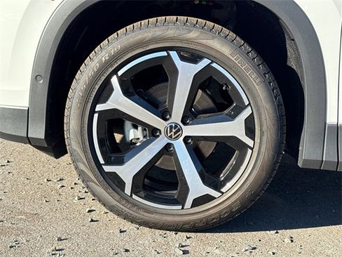 New 2026 Volkswagen Tiguan SE image 9