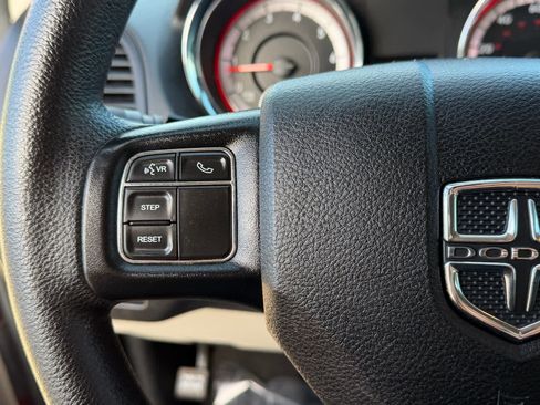 Used 2018 Dodge Grand Caravan SE w/ UConnect Hands-Free Group image 27