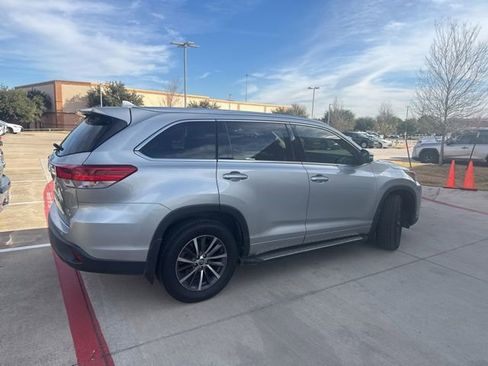 Used 2018 Toyota Highlander XLE image 3