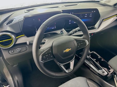 Used 2025 Chevrolet Trax LT w/ LT Convenience Package image 22