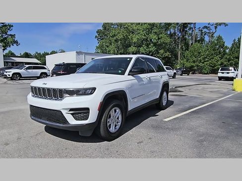 Used 2023 Jeep Grand Cherokee Laredo w/ Luxury Tech Group I AWD/4WD image 40