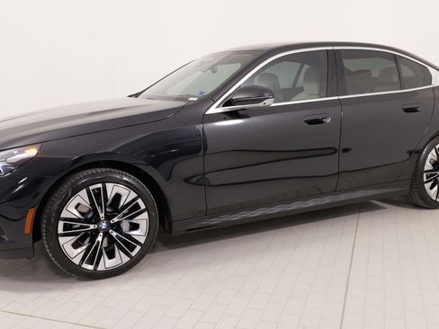Used 2025 BMW 530i xDrive w/ Premium Package image 3