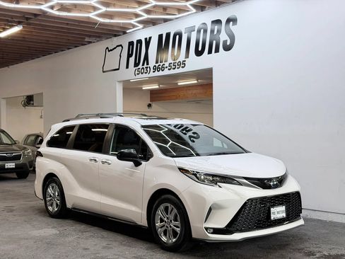 Used 2022 Toyota Sienna XSE w/ XSE Plus Package AWD/4WD image 1