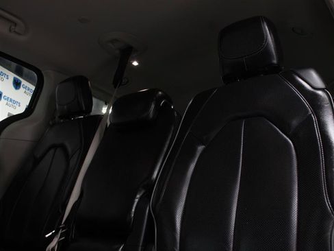 Used 2019 Chrysler Pacifica Limited image 17