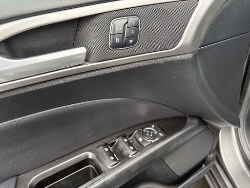 Used 2017 Ford Fusion SE w/ Equipment Group 202A image 14