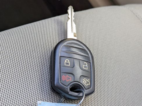 Used 2018 Ford Taurus SE image 28