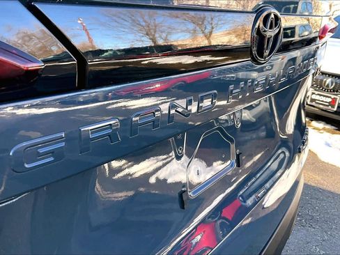 Used 2025 Toyota Grand Highlander AWD image 9