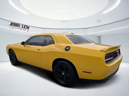 Used 2018 Dodge Challenger SXT RWD image 5