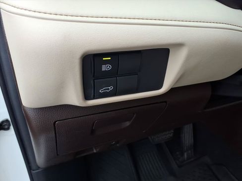 Used 2021 Toyota Highlander XLE AWD/4WD image 28