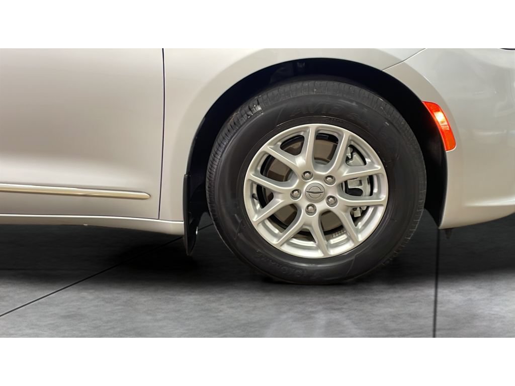 Used 2022 Chrysler Pacifica Touring-L FWD image 20