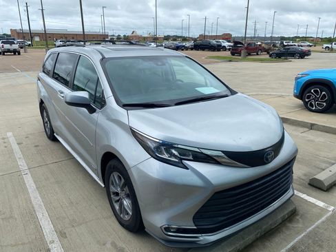 Used 2021 Toyota Sienna XLE FWD image 2