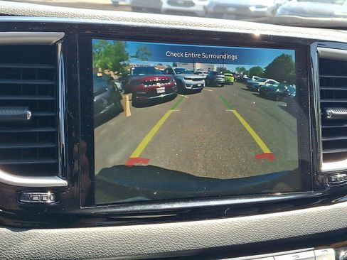 Used 2023 Chrysler Pacifica Touring-L FWD image 16