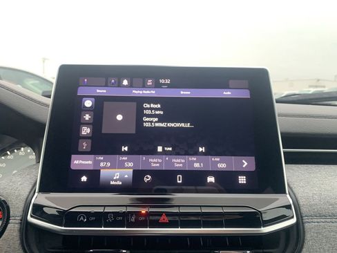 Used 2024 Jeep Compass Latitude image 12