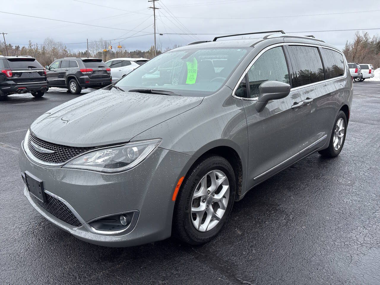 Used 2020 Chrysler Pacifica Touring-L FWD image 2