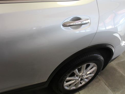 Used 2018 Nissan Rogue SV image 34