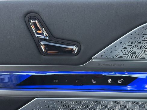 Used 2023 BMW i7 xDrive60 image 18