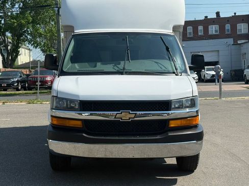 Used 2018 Chevrolet Express 3500 w/ Chrome Appearance Package RWD image 3