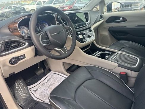 Used 2024 Chrysler Pacifica Limited image 2