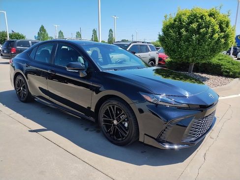 Used 2025 Toyota Camry SE FWD image 5