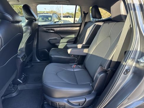 Used 2023 Toyota Highlander Limited image 9