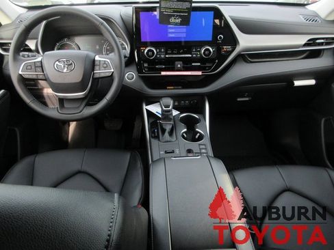 New 2026 Toyota Highlander XLE image 9